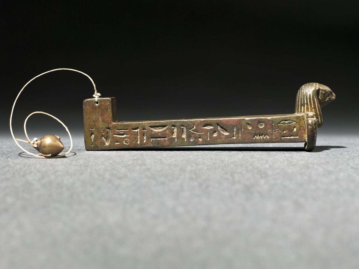 Merkhet égyptien en bronze avec inscriptions hiéroglyphiques et son fil à plomb